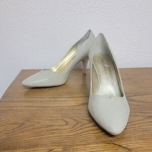 #16 Anne Klein AK Cream-Colored Round-Toed Pump 8.5M